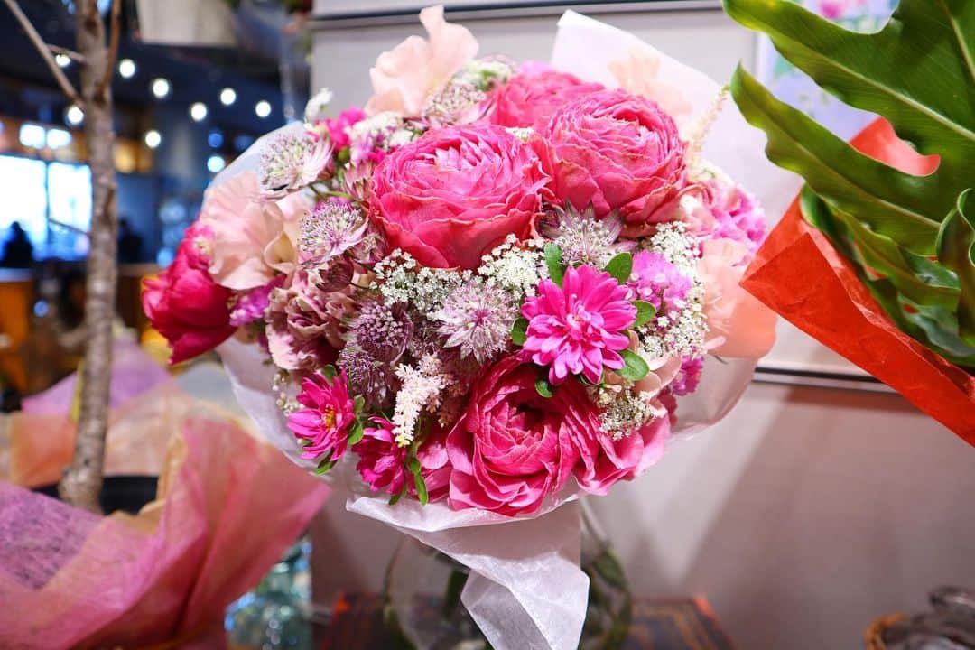 LECT レクトさんのインスタグラム写真 - (LECT レクトInstagram)「1/31は愛妻の日。 普段気持ちを表すのは照れ臭い。 とはいえたまには感謝の気持ちとして素敵な花束を贈ってみるのはいかがでしょうか。  #lect #レクト #undeuxplants #フラワーショップミヤビ #愛妻の日 #花束  #ブーケ #広島花屋 #ショッピングセンター #広島市」1月31日 11時46分 - lect_hiroshima