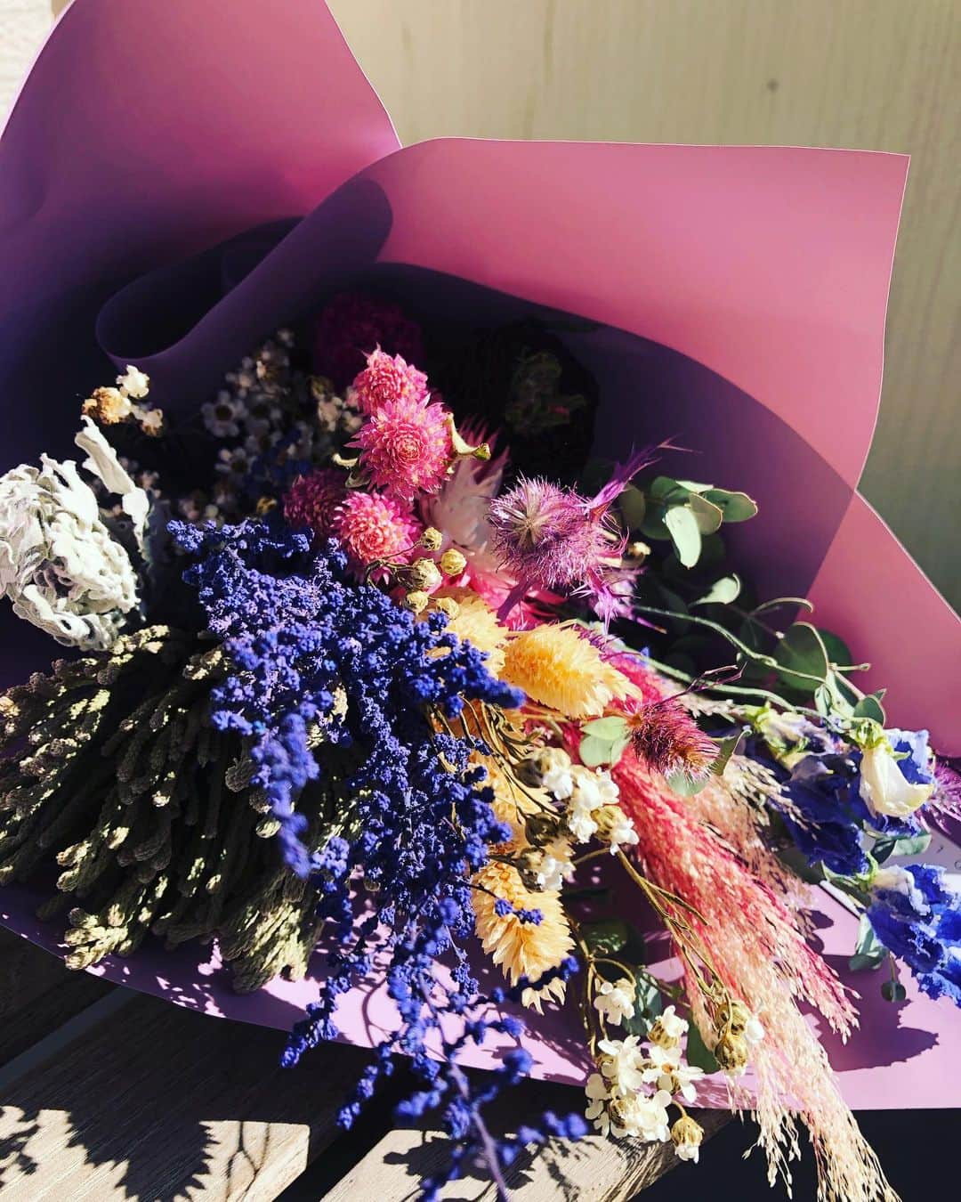 阿部洋子さんのインスタグラム写真 - (阿部洋子Instagram)「❁✿✾ ✾✿❁︎ クラウドファンディングで応援していた、 前田有紀さんの @gui.flower @yukimaeda0117  #色を纏う花展 の #return #リターン が届きました！  花展でドレスに使ってたお花なのかな？ ステキな #swag #スワッグ です！  早速、飾りました🎶  かわええ(*˙˘˙)♡」1月31日 11時40分 - hirocoring