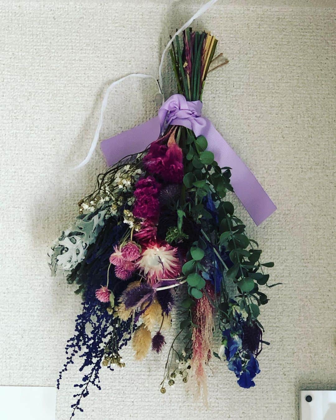 阿部洋子さんのインスタグラム写真 - (阿部洋子Instagram)「❁✿✾ ✾✿❁︎ クラウドファンディングで応援していた、 前田有紀さんの @gui.flower @yukimaeda0117  #色を纏う花展 の #return #リターン が届きました！  花展でドレスに使ってたお花なのかな？ ステキな #swag #スワッグ です！  早速、飾りました🎶  かわええ(*˙˘˙)♡」1月31日 11時40分 - hirocoring