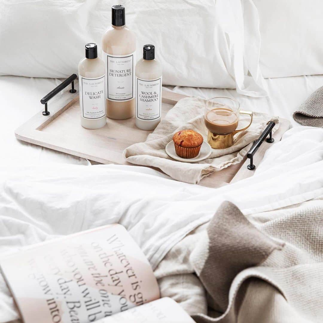 THE LAUNDRESS JPさんのインスタグラム写真 - (THE LAUNDRESS JPInstagram)「本当にシーツを洗う必要があるのはどれくらいの頻度でしょうか？🤔. それはすべて、夜にどれだけ汗をかくかによって異なります、と微生物学者Jason Tetroは言います。“汗をかくと細菌やウイルスのエサになるので、夜にたくさん汗をかく人は、週に1度シーツを交換しましょう。そうでない場合は、2週間に1回のペースで十分です。”. . #thelaundress #thelaundressjp #ランドレス #シーツを洗う頻度 #シーツを洗うペース #快適な睡眠 #心地よいベッド #良い香り #お洗濯 #寝具のお手入れ」1月31日 11時44分 - thelaundressjp