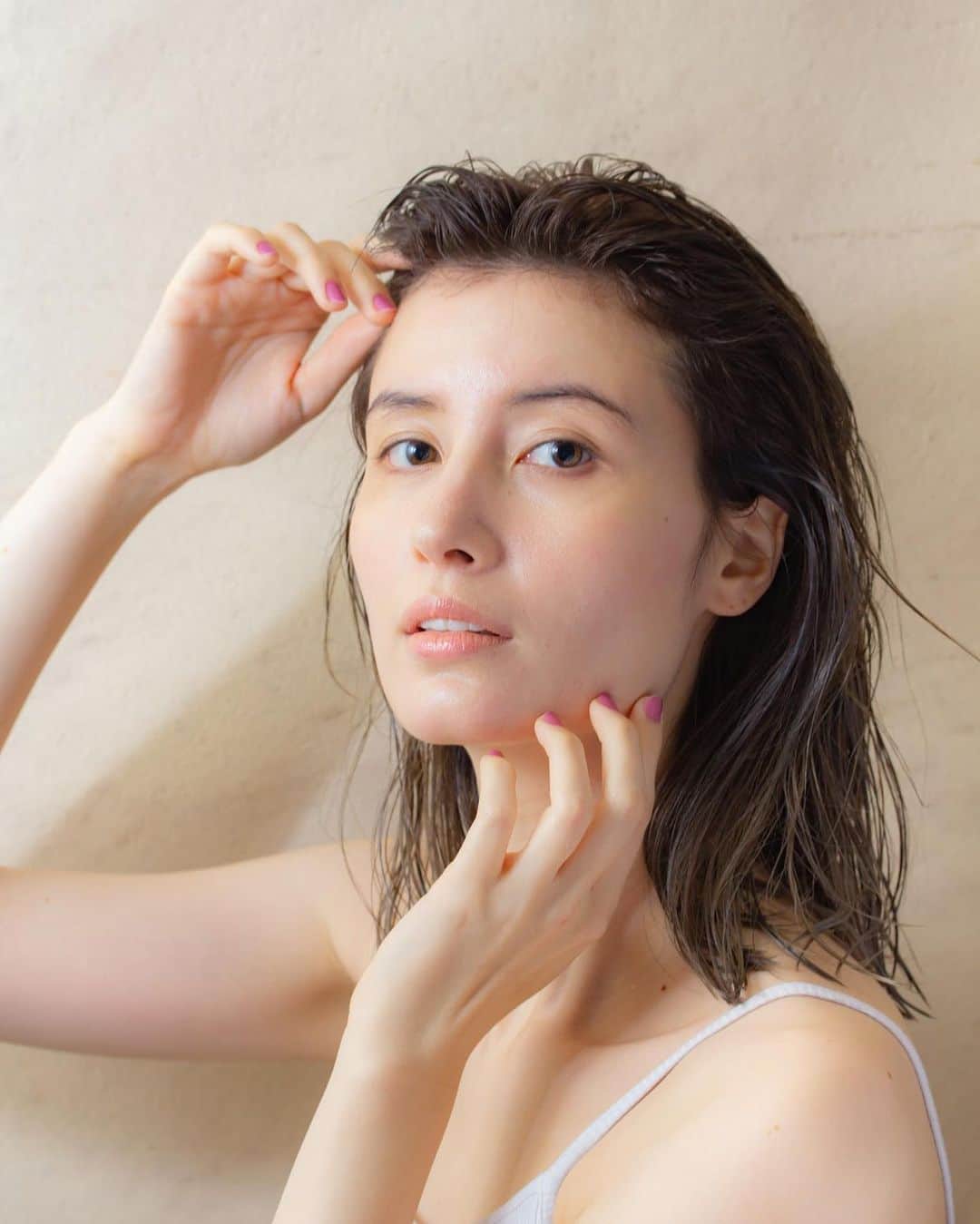 高松チェルシーリナのインスタグラム：「. ウェッティーなビューティー撮影も😌💕✨ . これはもうほぼすっぴんで挑みました。  .」