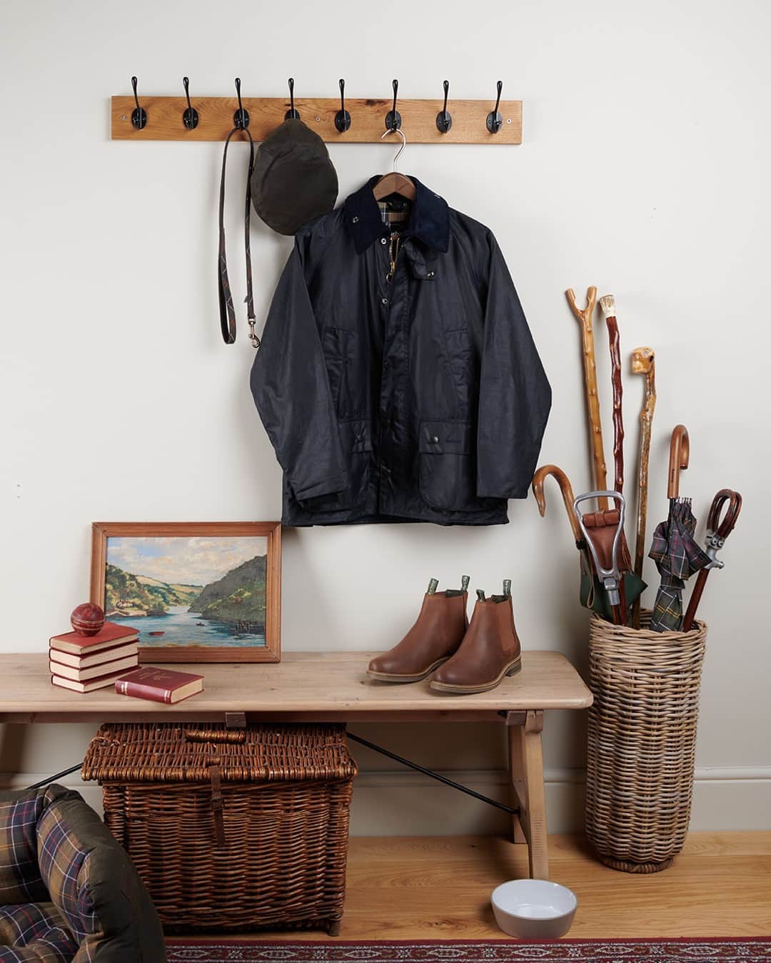 Barbour Japanのインスタグラム：「#BarbourWayOfLife では、英国のアウトドアライフスタイルを体現するバブアーブランドの世界観とバブアーブランドのウェアを着用した人々のスタイルをご覧いただけます。 ワックスドジャケットを使用したコーディネートもご覧いただけますので是非ご覧ください。」