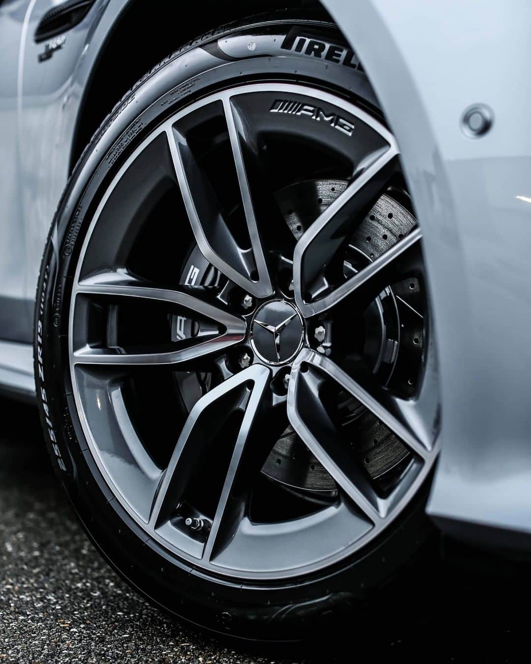 メルセデス・ベンツさんのインスタグラム写真 - (メルセデス・ベンツInstagram)「[Kraftstoffverbrauch kombiniert: 9,1–8,8 l/100 km  CO₂-Emissionen kombiniert: 209–202 g/km  mb4.me/DAT-Leitfaen  Mercedes-AMG GT 43 4MATIC+ 4-Türer Coupé]  Beauty and performance in every detail.  📷 @powerswitchphotography #DrivingPerformance #MercedesAMG #GT43 @mercedesamg」1月31日 12時00分 - mercedesbenz