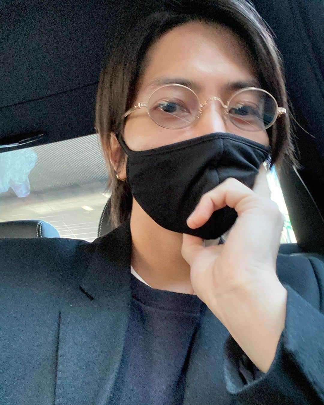 山下智久さんのインスタグラム写真 - (山下智久Instagram)「久々に撮影させてもらいました。 とても楽しい時間でした。  皆さんは体調は大丈夫ですか？ 引き続き気をつけてください。  Finished my first photoshoot in a while. It was a very fun moment.   Are you all doing okay?  Take care!  #studio #仕事帰り」1月31日 12時00分 - tomo.y9