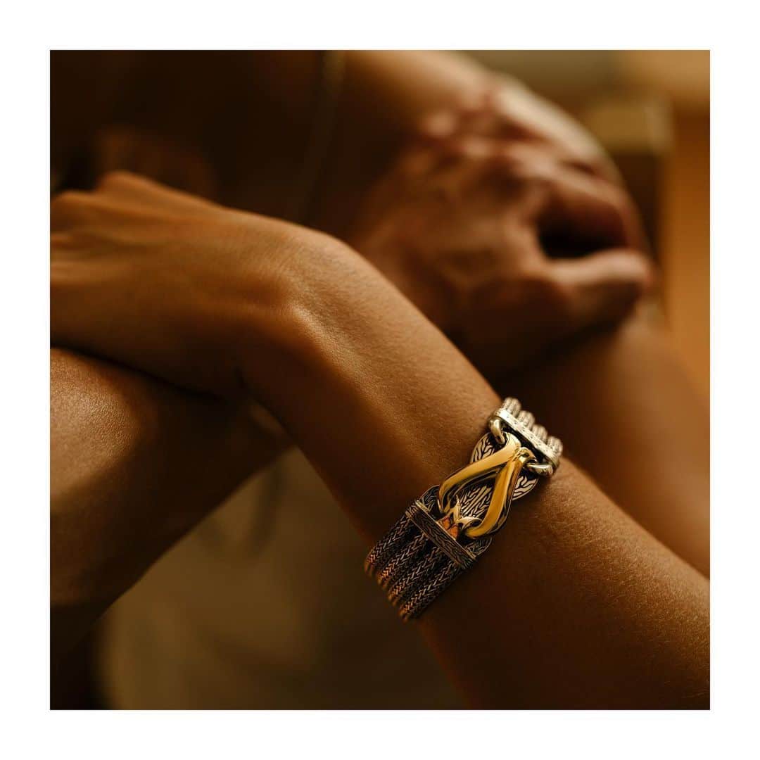 ジョン ハーディーのインスタグラム：「Go graphic. Hand-carved essentials, straight from our artisan workshop in Bali—link in bio.  #JohnHardy」