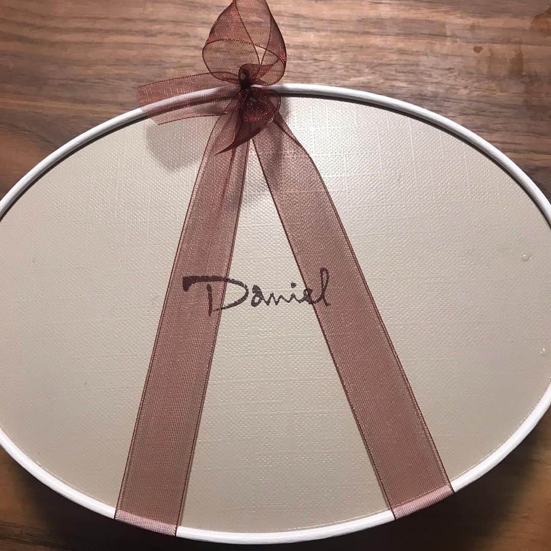 おかずクラブのインスタグラム：「オカリナです！  アシックス商事さんから カヌレを頂きましたよ！  種類もたくさんあるし、 もっちりしてて美味しかったです！！」