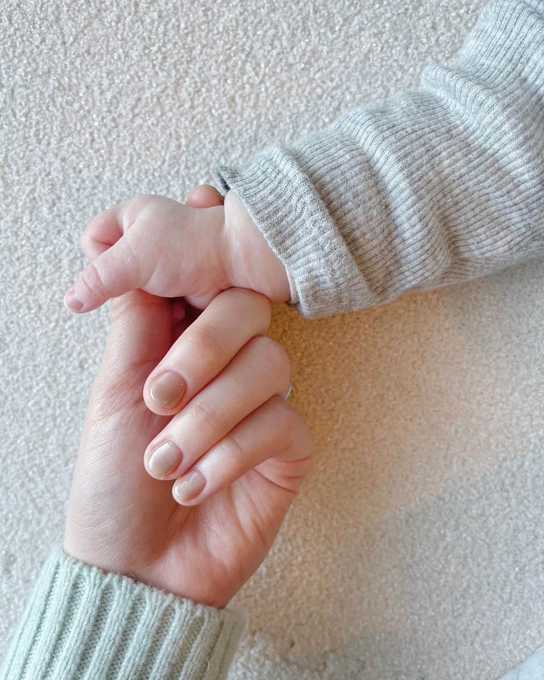 中野瑞希のインスタグラム：「. 久しぶりのネイル投稿💅 初めてマグネットネイルしてみました！ やっぱりネイルをするとテンションあがる☺️♡  赤ちゃんの手と比べると私の手がとてつもなく大きく見える…🙃  #ネイル#ジェルネイル#ネイルアート#マグネットネイル#new#nails#nailart#nailstagrams#あかちゃんのいる生活#時差投稿」