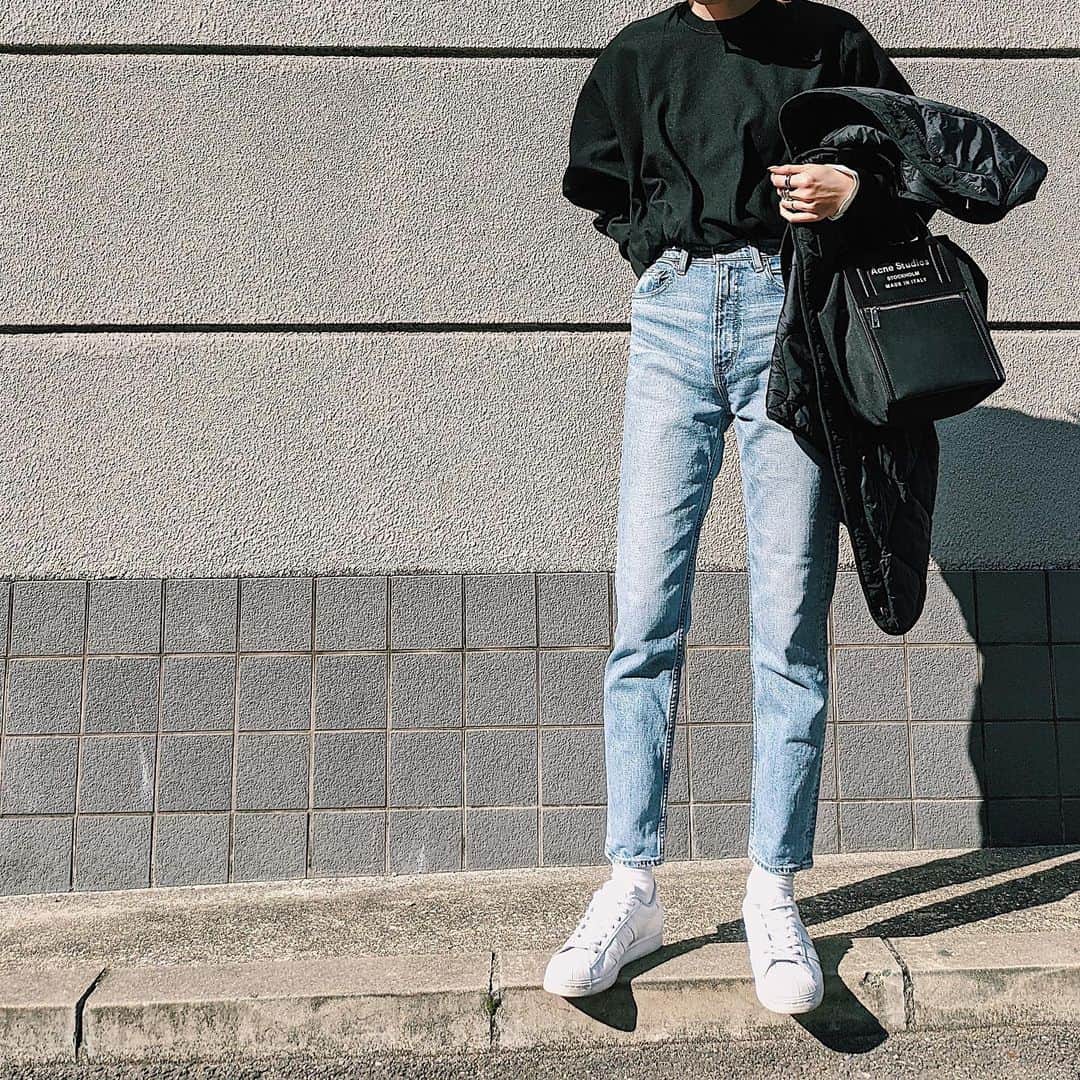 maai0528のインスタグラム：「〻🧒🏼🐻🍑🧃 Ootd‥🖤 ピタピタ履きたくないときは このデニムに頼りがち✌︎ ． ほどよいゆりるさが 好きなんだよねぇ♡ ． ． #fashion  #MOUSSY #acnestudios  #MOUSSYSNAP  #teampixel #baroque_pixel #pixelで撮影」