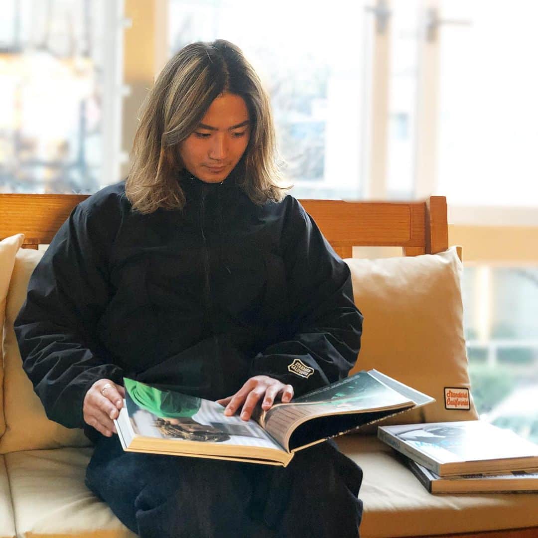 のインスタグラム：「SD Comfortable Stretch Hood Jacket -Standard California Limited.  #standardcalifornia #スタンダードカリフォルニア #フードジャケット #hoodjacket﻿ #packable #パッカブル  #stretchmaterial #ストレッチ素材﻿ #limited #ltd #限定﻿ #denimpants #denim #デニム #デニムパンツ #fashion #ファッション　﻿ #internationalshipping ﻿ #overseashipping #todaysstaffofstandardcalifornia」