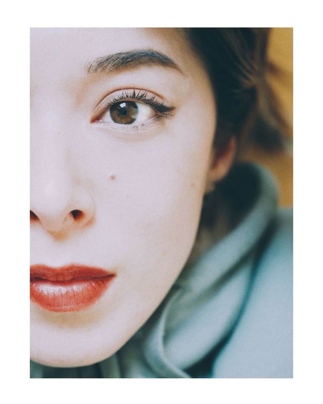 のインスタグラム：「たまーに、 お仕事で、 セルフメイクがある。 ワンパターンであまり大きな 冒険はしないけど、  リップの赤は、 色々変えてる💄💄💄💄💄 ぼかしたり、 きっちり綺麗に塗ったり、 失敗したら落ちたり😑👎🏻👄  マニュキュア含め、 赤が1番むずたん。  マスクをつけなくてもいい日が １日でも早く来て欲しい。  #明日は嫌いな月曜日」