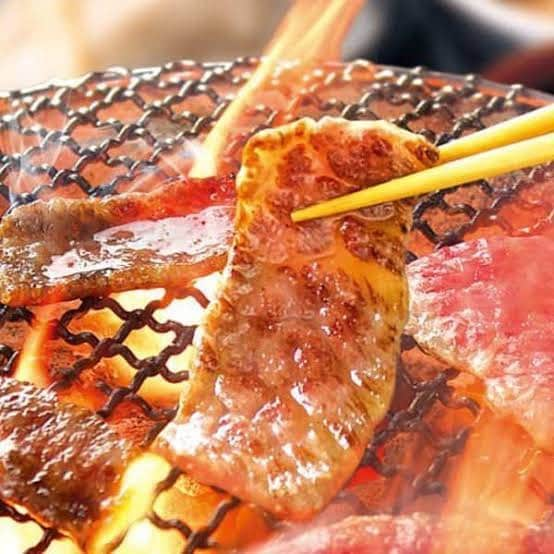 かるび家 梅田店のインスタグラム：「この写真でみんなが焼肉食べたくなる作戦…🤣  焼肉って高級とか贅沢なイメージですが 以外にそんな事ないかもしれませんよ？ 居酒屋で飲むより焼肉食べてる方が 安いんですよ😎😎  カルビ家の場合はね🐥🐥 この写真作戦に引っかかってしまった 老若男女みんなカルビ家集まりましょう。 そして民で、肉ヤキマショウ。  #焼肉は文化#焼肉嫌いな人は逆になにが好きなんだ？#食べ放題#飲み放題#焼肉好きな人と繋がりたい」