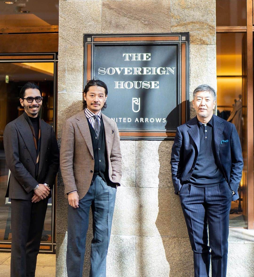 高田朋佳のインスタグラム：「@thesovereignhouse 店舗の最終営業日にお邪魔して、動画を撮影させて頂きました。 @hiroyasu33 さん、 スタッフの皆様、@yusuke__fukushima さん、朝早くからありがとうございました！ お店の歴史やバイイング秘話、ソブリンブランドについて色々とお話を伺いました。 世界最高峰のカッコいい大人のためのお店が閉店してしまうのは本当に寂しいですが、20代の頃から緊張して中々入れなかった、憧れのお店の最終日にこの様なお取り組みをさせて頂けたことは感謝しかありません。 今後は展開店舗も増え、様々な企画が進行中とのことで、ソブリンブランドの更なる進化が楽しみです‼︎ ソブリンさんの新商品や新しい企画など、このメンバーで色々紹介していく予定(??)ですので、動画もご期待下さい😊  ———————————————————————— #thesovereignhouse #ソブリンハウス #dressstyle #elegantstyle #modernclassicstyle #newclassicstyle #fashion #mensfashion #mensdressstyle #suitsstyle #dapperstyle #takadachannel」