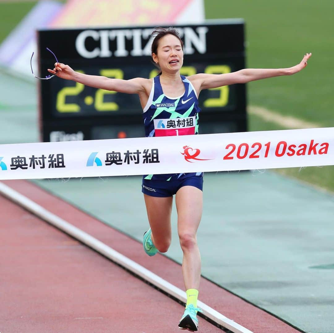 日本オリンピック委員会さんのインスタグラム写真 - (日本オリンピック委員会Instagram)「大阪国際女子マラソンが31日、大阪市の長居公園周回コースで行われ、東京2020大会代表に内定している一山麻緒選手が大会新記録の2時間21分11秒で初優勝🏆 同じく代表に内定している前田穂南選手が2位に入りました✨ . 🏃‍♀️2021 Osaka Women's Marathon🏃‍♀️ . 🥇一山麻緒/Mao Ichiyama 2:21:11 ✨GR✨ 🥈前田穂南/Honami Maeda 2:23:30 . #マラソン #marathon #陸上 #athletic #一山麻緒 #MaoIchiyama #前田穂南 #HonamiMaeda #Tokyo2020 #japaneseolympiccommittee #がんばれニッポン #teamnippon . 📸AFLOSPORT」1月31日 17時43分 - teamjapanjoc