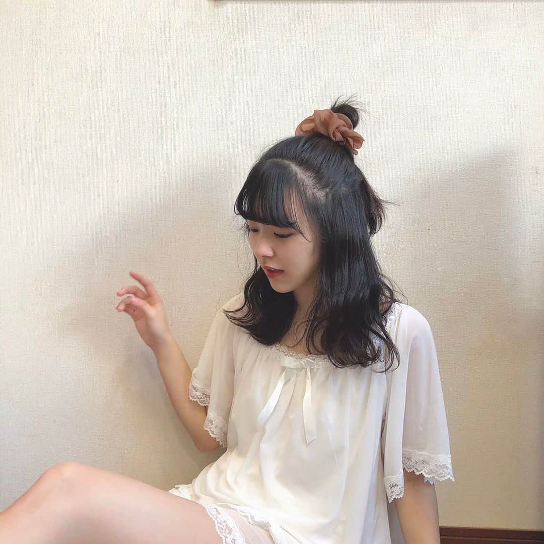 のインスタグラム：「またまた可愛いルームウエア🤍 . @belle__lingerie  . 透け感とレースが可愛いよね‪☺ . 寒い時はジェラピケのカーディガン着てるよ‬ . 胸元とパンツは透けないように2枚重ねだよ❕ . 久々巻いたヘアアレンジ可愛くできた笑笑  #ホワイトシアー #ルームウエア #レース #リボン #belle #ハーフアップ」