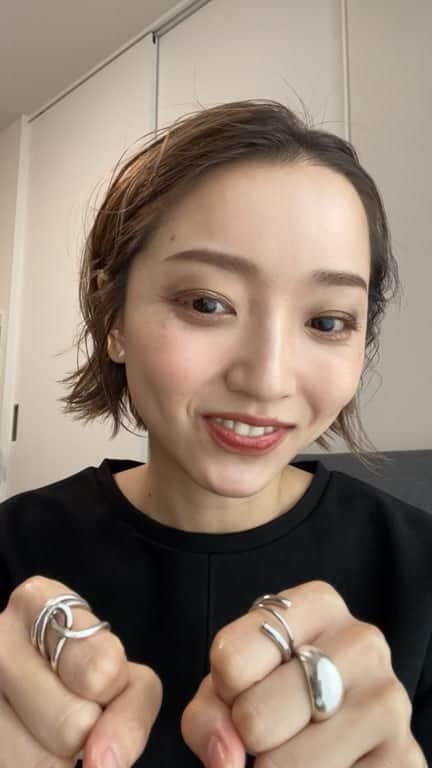 かんだまのインスタグラム：「ご視聴とたくさんのコメントありがとうございました！質問が多かったので、下記に使用アイテムまとめておきます。YouTubeかんだま劇場にもメイク動画あげてるので、そちらもぜひ☺︎  アンブリオリス SinnPurete スムースフィットベース（ライトベージュ） LAURA MERCIER ルースセッティングパウダー M•A•C  PATINA/TEMPTING/WOODWINKED（使用順） ラポドゥジェム　ジェミニーマスカラ（ブラウン） @lpdgem.official  TOM FORD アイカラークォード28 マキアージュ アイブロウパウダー メイベリン　ボリュームエクスプレス（ブラウン） CLIO プリズムエアハイライター（GOLD SHEER） M•A•C  LIGHT SCAPADE M•A•C  PEACH TWIST easestyle REDBROWN @easestyle.shop   #makeup #grwm #hairset」