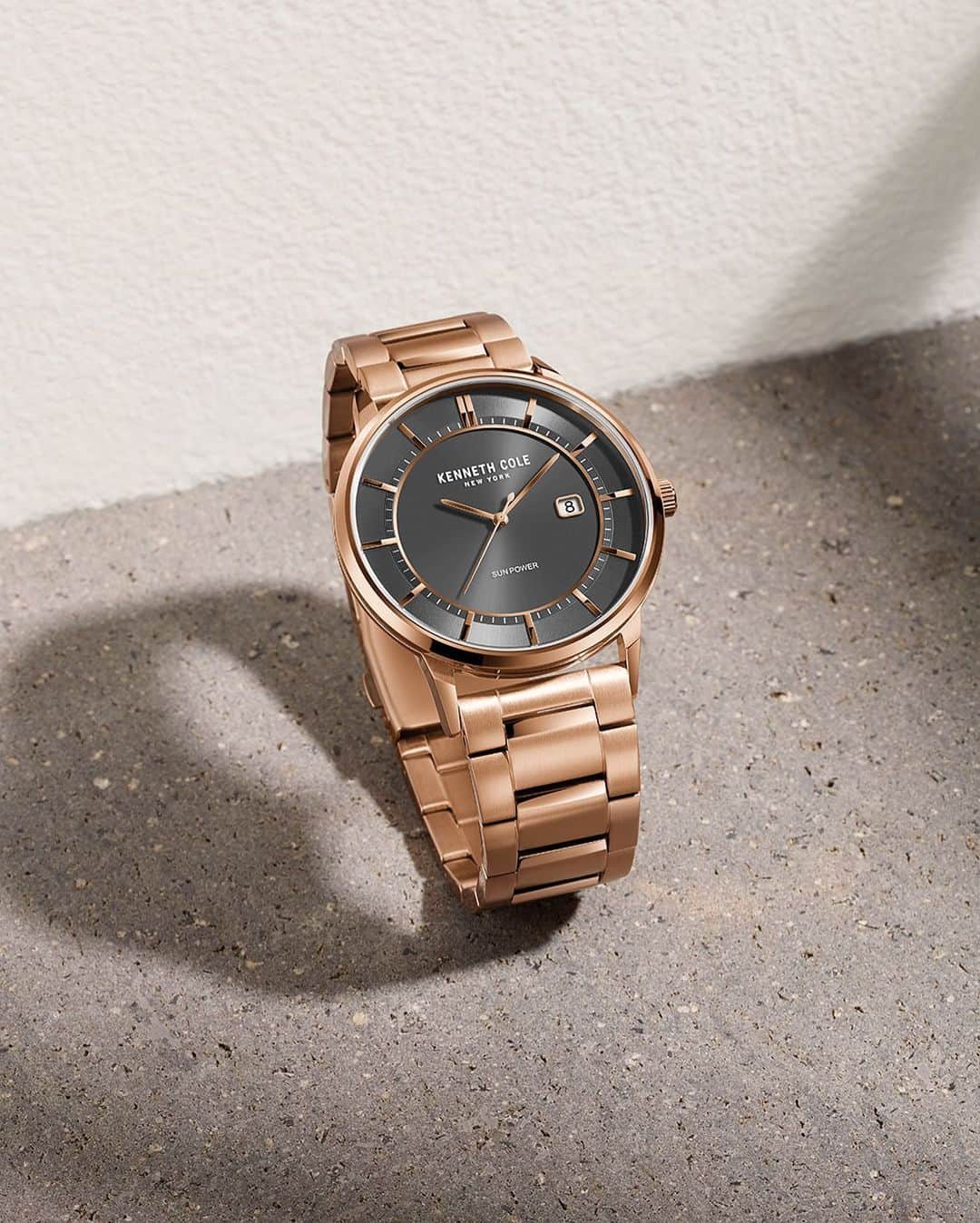 ケネスコールのインスタグラム：「Make sure you always find time for yourself (especially if rose gold and a genuine diamond are staring you in the face). #WatchOutForYou #EnjoyMoreQualityTime #ModernClassic  When you shop at KennethCole.com, we’ll donate to THE MENTAL HEALTH COALITION – a life-changing movement working to destigmatize all mental health conditions. Info link in bio.」