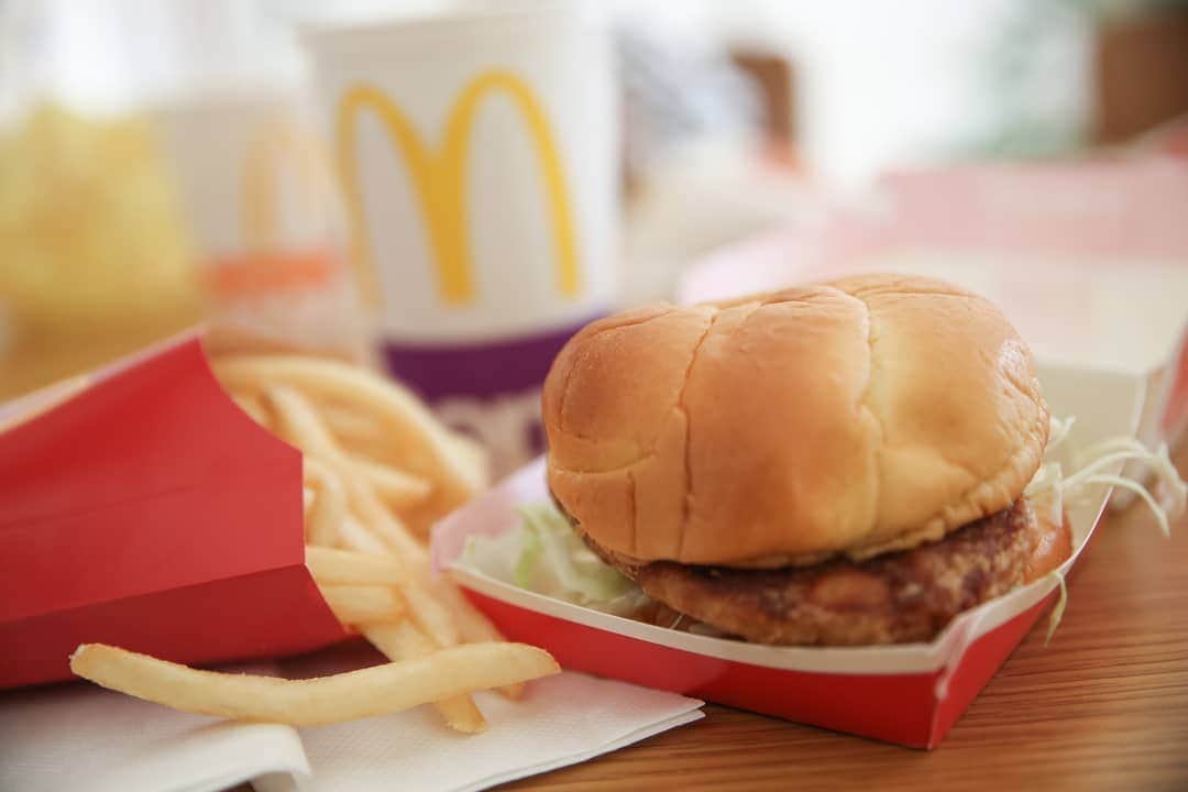 石井寛子のインスタグラム：「我が家のマクドナルド物語。 月に一度はぜったい食べています🍔  高校生の頃は ハンバーガー 確か50円台で買えたはず。  2.3個買って フリーのおひやで お腹を満たしていた、青春時代🏫  #ハッピーセット #マクドナルド  #チキンタツタ #ママフォトグラファー #こどもと暮らす」
