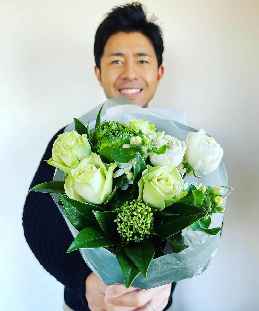 フジテレビアナウンサーのインスタグラム：「💐﻿ 今日は「愛妻の日」。﻿ ﻿ #夫ではなく花束にピントを合わせる﻿ #愛妻なのでした﻿ #フジテレビアナウンサー﻿ #榎並大二郎﻿ #今日は何の日﻿ #愛妻の日」