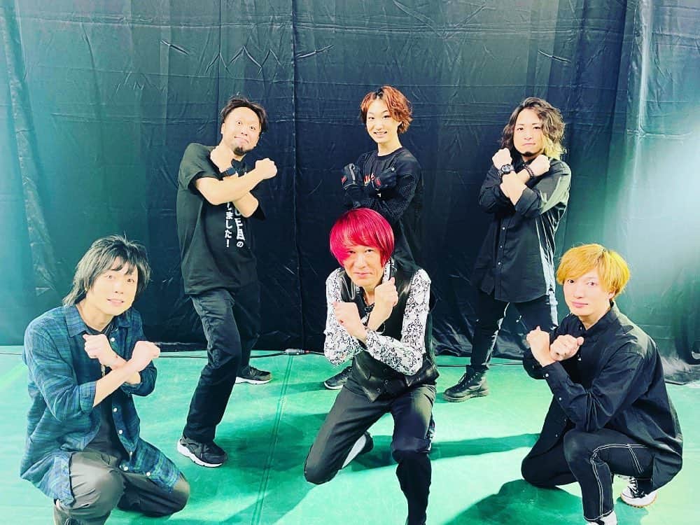 のインスタグラム：「おはようございます！！  『感情直結型ギタリスト』西川進です！！  昨日は、、、 ANIMAX MUSIX 2021 ONLINE！！  DAY1でした、、、。  ものすごく感慨深いイベントでした、、、。  色々な思いもあり、、、  途中何度もうるうるしましたが、、、。  うるうるしている場合じゃないという曲も多いので、、、  頑張りました、、、。  そして、、、  今日はDAY2！！  朝からリハーサルで、、、  時間が空いたので日記を書いております、、、。  約6時間からの、、、4時間の本番、、、  なかなか変態、、、いや、、、大変ですが、、、  めちゃくちゃ楽しいです！！  今日も頑張りますよーっ！！  1月30日（土）31日（日） 「ANIMAX MUSIX 2021 ONLINE」に参加させていただきます！！  詳細はこちら！！ animax.co.jp/animaxmusix  #ANIMAXMUSIX #スマッシュルーム #西川進 #芳賀義彦 #浅倉高昭 #モチヅキヤスノリ#青山英樹  さっ！！ 今日はANIMAX MUSIX 2021 ONLINE！！DAY2！！ 全力演奏で挑みます！！ みなさん良き日曜日をおすごしくださいね！！  今日もみなさまの健康を祈っています！！  ＿＿＿＿＿＿＿＿＿＿＿＿＿＿＿ ＿＿＿＿＿＿＿＿＿＿＿＿＿＿＿  「白豆柴のミルチャンネル」 新着動画です！！  白豆柴の女の子、穴があったら入りたい！成長を感じる。。  https://youtu.be/hVW6A_Be3dg  チャンネル登録とグッドボタン！是非お願いします！！  #愛犬　#白豆柴　#ミルチャンネル　#西川進　#ギター #ギタリスト　#究極幸福神  ＿＿＿＿＿＿＿＿＿＿＿＿＿＿＿＿  予約受付中です！！  Emö School（エモスク）2月前半のスケジュール！！  オンラインレッスン 2月6日(土)  2月7日(日)  2月11日(木)(祝) 2月13日(土)   『バレンタインレッスン会☆オンライン！！』 2月14日(日)  詳しくはこちら！ https://note.com/nishikawasusumu/n/n246e1e6169f9  #西川進　#ギター #ギタリスト　#guitarist #guitar #スマッシュルーム　#SmashRoom #サポートミュージシャン   #豆柴 #ミル #愛犬　#柴犬　#白豆柴 #白い豆柴　#女の子　#究極幸福神　#ミルチャンネル  #EmöSensatioN #EmöSchool #エモスク #ギター教室 #音楽教室 #レッスン  #ANIMAXMUSIX　#animaxmusix」