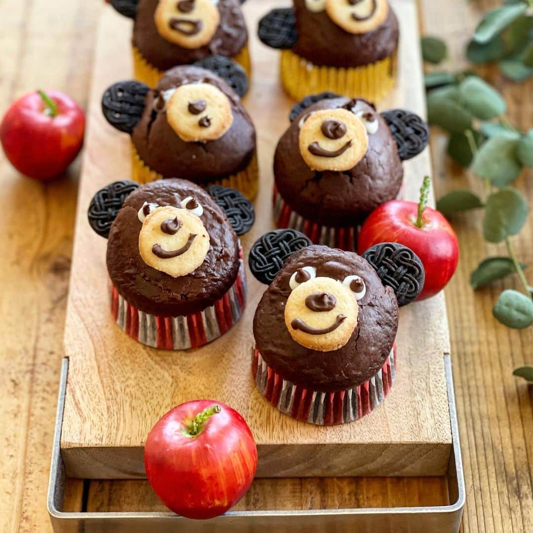 Atsukoのインスタグラム：「今日のおやつ  今日のおやつはクマちゃんマフィン。 ホットケーキミックス #ホケミ を使った簡単レシピ。レシピはオレペにのってます😏  ホケミにココアパウダーと卵、砂糖、バターを入れて混ぜ、型に入れて焼く。 あとはチョコペンとホワイトチョコペンデコしたら終了。 見本の通りにできたのかは分からないけど、簡単でよかった😘  @cotta_corecle @orangepage_mag」
