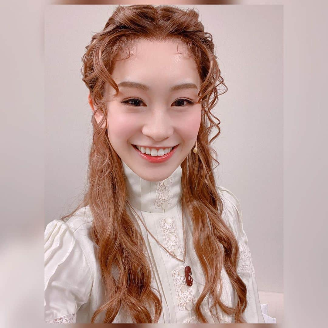 愛希れいかさんのインスタグラム写真 愛希れいかinstagram Sophie 素晴らしい衣装とヘアメイク デザイナーの前田文子さんは宝塚在団中 舞音 という作品でお世話になりました あの時のアオザイも全部好きでしたが 今回のドレスはとっても素敵で大好きでした