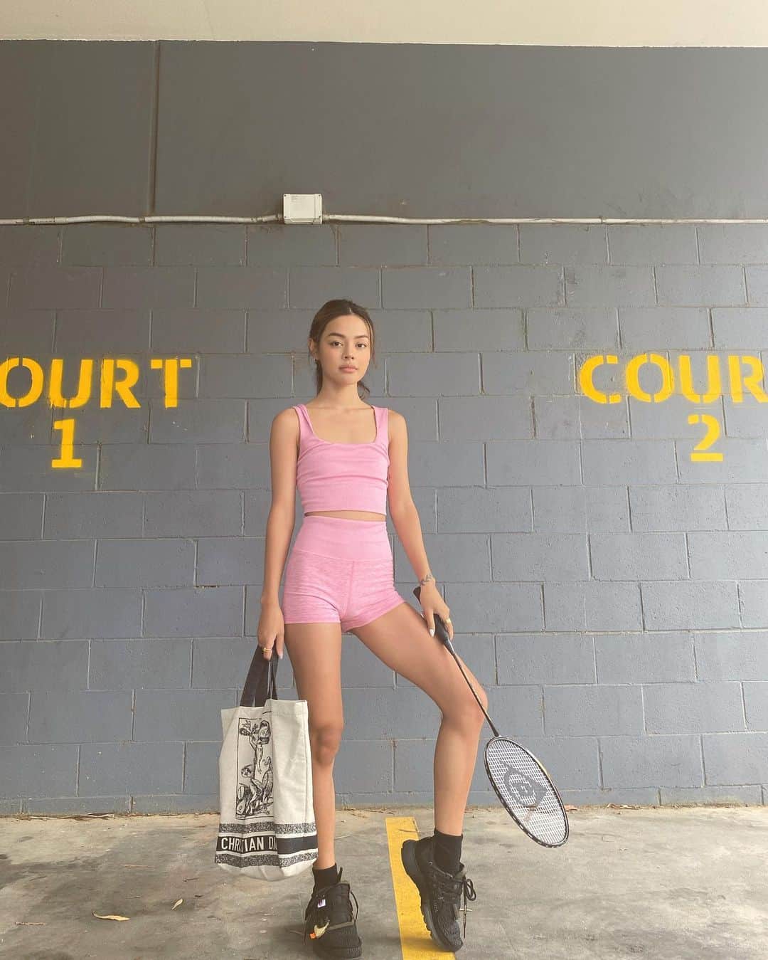 リリーマイマックのインスタグラム：「Who wants the smoke? 🏸 @alo」