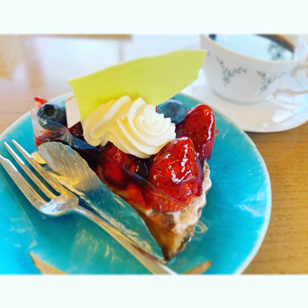 七瀬遥のインスタグラム：「苺のタルト🍓🍓🍓 美味しい〜😋🍴 とっても居心地の良い空間で✨✨ 心も身体もリラックス✨✨ 満たされるね💖☺️☺️☺️💖  #苺のタルト#ケーキ#美味しい#幸せ#感謝#happy #delicious#cake#fun#good#friend#happy#love#happiness#good#smile#tokyo#japan」