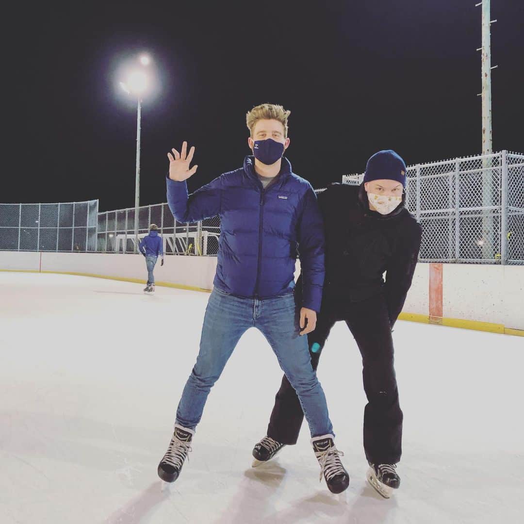 ジェフリー・バトルのインスタグラム：「Skating outdoors with fabulous people!  Dull blades equals face plants on camel spins.」