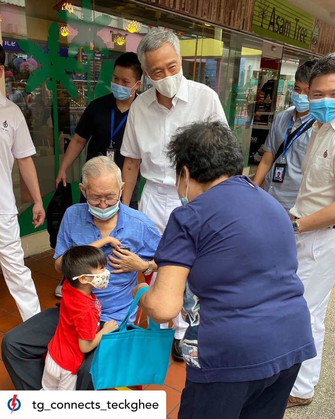 リー・シェンロンのインスタグラム：「#repost @tg_connects_teckghee  • • •  Dropped by the annual Teck Ghee Grocery Shopping this morning at NTUC@AMK Central. The branch supports beneficiaries with shopping vouchers just before Chinese New Year, so that they can buy a little something extra than their usual necessities. With the pandemic we had to arrange for residents to shop in smaller groups, but glad that everyone could get their shopping done in time. - LHL」