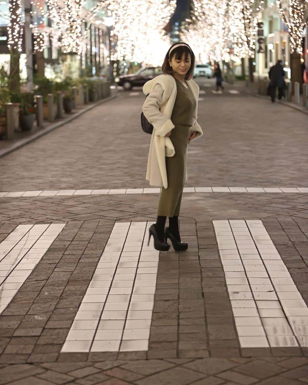 及川愛未のインスタグラム：「🚶‍♀️  @hahilife さん📸 #shooting #撮影 #リクエスト撮影 #撮影会 #イルミネーション #夜景 #商用撮影 #写真展 #レタッチ無し #横断歩道 #宣材写真 #プロカメラマン #丸ノ内 #サロンモデル #ブライダル #ウェディングモデル #ブライダルモデル　 #ポートレートしま専科  #ポートレート  #photography  #写真  #写真好きな人と繋がりたい  #写真撮るの好き人と繋がりたい  #portraitmodel #portrait  #東京カメラ部  #カメラマン募集  #ファインダー #ファインダー越しの私の世界  #followme ‪ ‬」