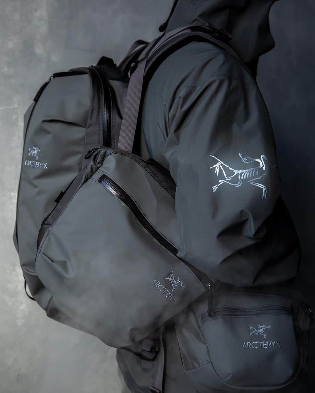 のインスタグラム：「ARC’TERYX × BEAMS  毎シーズン別注を手掛けている＜ARC’TERYX＞からグレーのトーナルカラーをまとったカプセルコレクションが登場！  カンガルーポケットにブランド初となるグレーカラーを採用した『ARRO22』を始めとし、今回特別に開発された新モデル『ARRO Waist Pack』など計4型をリリースします。  BEAMS各店舗、BEAMS公式オンラインショップにて先行予約を開始しました！  @beams_official @arcteryx @arcteryx_jp #arcteryx #beams #アークテリクス #ビームス」