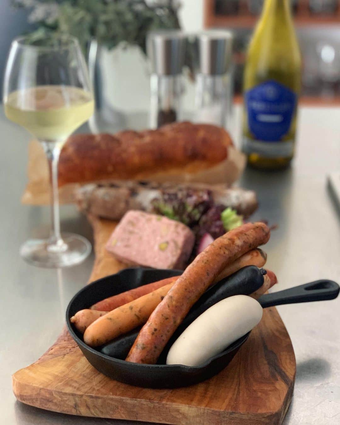 市橋有里のインスタグラム：「【weekend brunch】  アクティブな昨日とは 打って変わってw わたしのお得意ゆるゆるブランチ。  先日の楽しかったセッション @liverunapp  でお土産にいただいた お気に入りのパン屋さんの パンとソーセージたちで ゆるっとブランチタイム。 #充電ラン　の後は、 充電おうち時間♪🐕‍🦺 この白いソーセージはドイツで 食べた白ソーセージを思い出し、 絶品フィグとピスタチオのパテのお陰で ワインが進みますww ・ #週末時間 #充電時間 #充電じかん #おうちごはん #おうちじかん #brunch  #weekendbrunch  #instafood  @bricolage_bread_and_company」