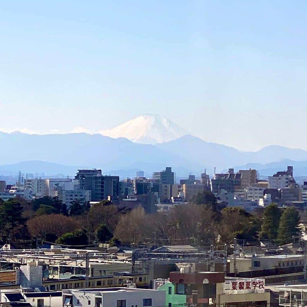 江口寿史のインスタグラム：「今日の富士山。吉祥寺からも見えます。(東急デパートの８階階段から)」