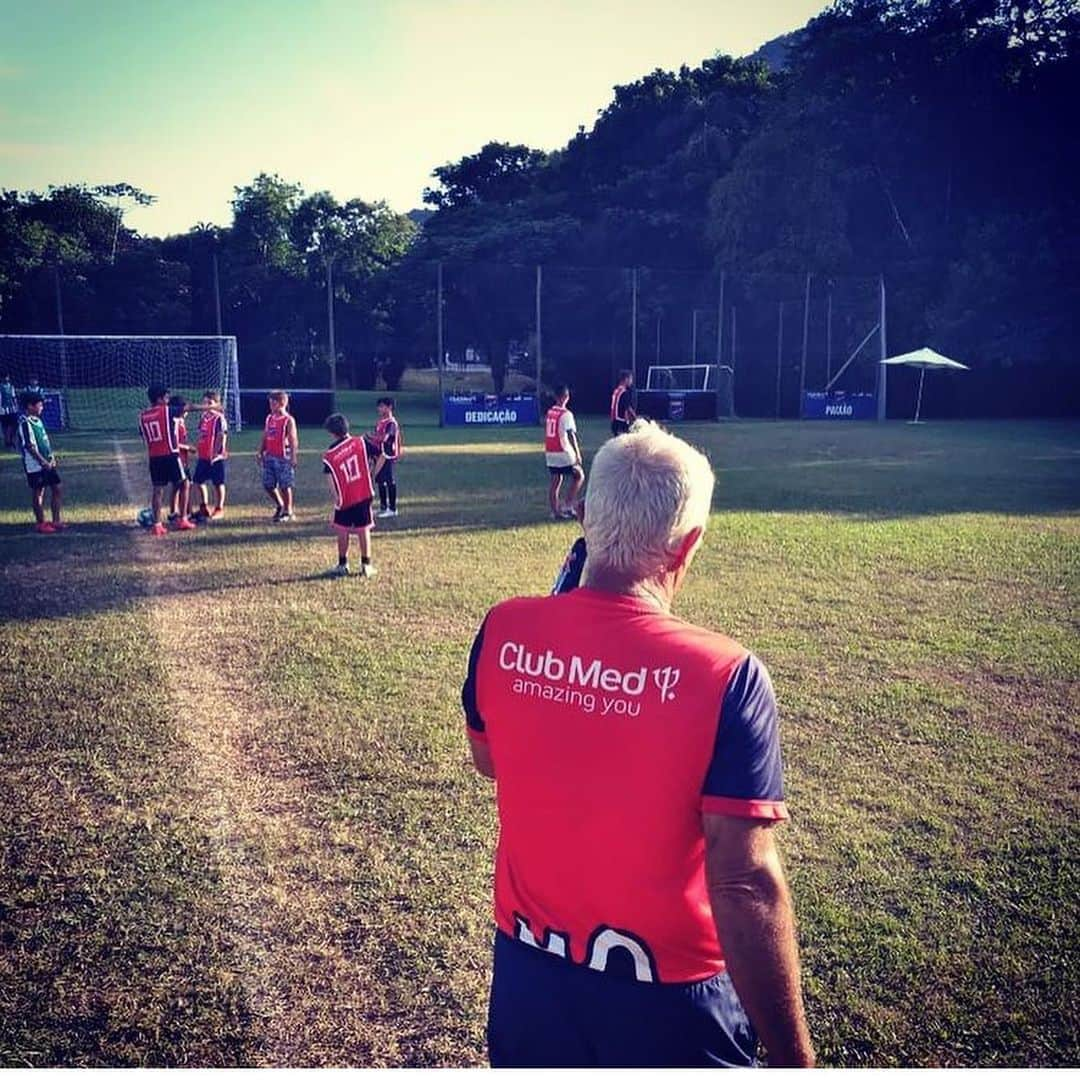 ジーコさんのインスタグラム写真 - (ジーコInstagram)「Nossa clinica de futebol no Club Med Rio das Pedras com a presença especial de meu amigo e companheiro de tantas conquistas, o grande Tita. Obrigado por nos prestigiar junto a garotada. Foi show.」1月31日 12時43分 - zico