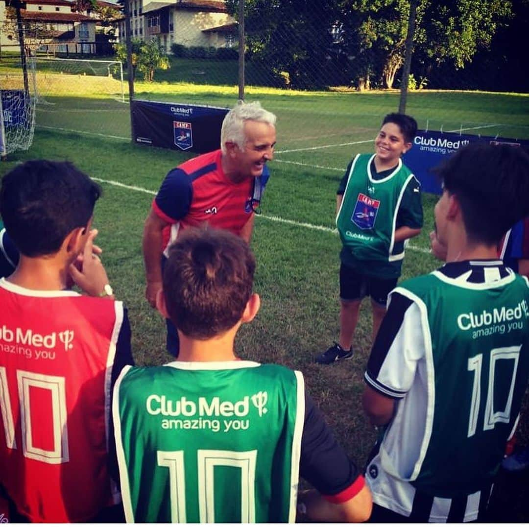 ジーコさんのインスタグラム写真 - (ジーコInstagram)「Nossa clinica de futebol no Club Med Rio das Pedras com a presença especial de meu amigo e companheiro de tantas conquistas, o grande Tita. Obrigado por nos prestigiar junto a garotada. Foi show.」1月31日 12時43分 - zico