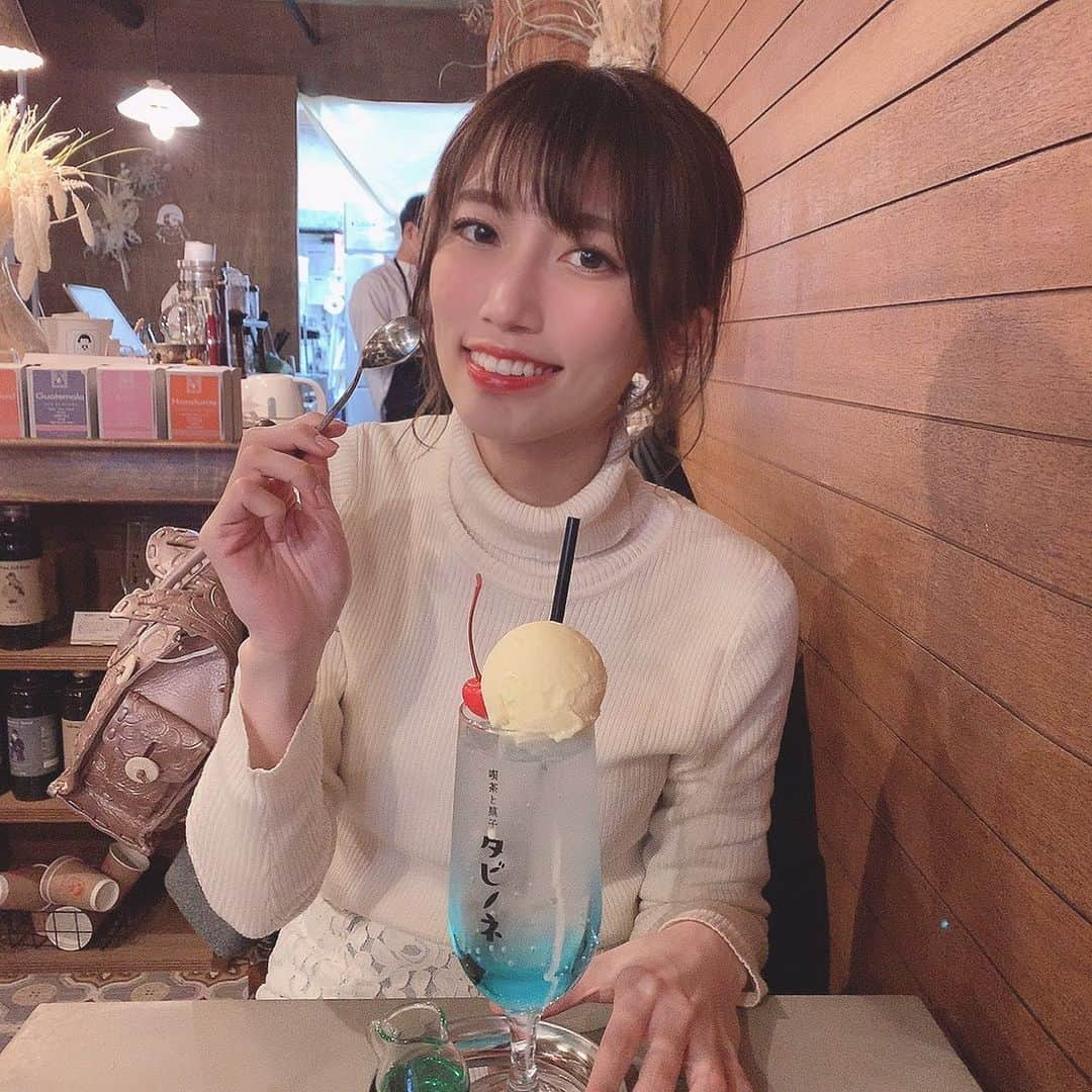 板野優花さんのインスタグラム写真 - (板野優花Instagram)「☕️大阪・堀江 喫茶と菓子 タビノネ さん @tabinonekashi  ・ クリームソーダを求めて行ってきました😍✨ ベースの味とサブの味、好きなのを選んで 自分好みのソーダが作れたよ☺️💕 ・ 私はラムネ×メロンにしたよー✨ 友達のはチェリー×ラムネ ・ #喫茶と菓子タビノネ #タビノネ #クリームソーダ #メロンソーダ  #大阪カフェ #大阪グルメ #心斎橋カフェ #心斎橋グルメ #堀江カフェ #堀江グルメ  #関西カフェ巡り #北区カフェ #カフェ巡り好きな人と繋がりたい  #関西グルメ #おいしいもの好きな人と繋がりたい #カフェ活 #おすすめカフェ #カフェ女子 #ゆーろの美味しいメモ」1月31日 12時44分 - yuka_itano