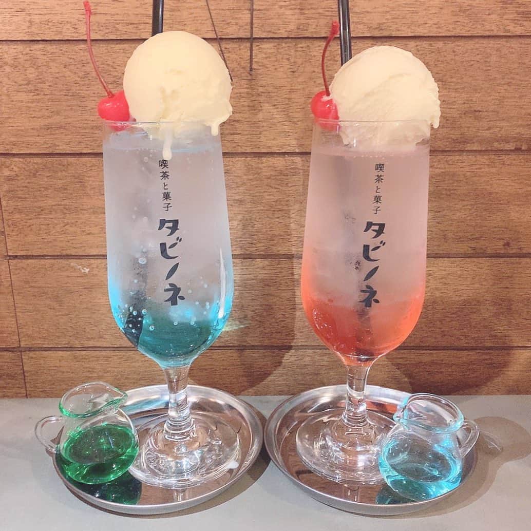 板野優花のインスタグラム：「☕️大阪・堀江 喫茶と菓子 タビノネ さん @tabinonekashi  ・ クリームソーダを求めて行ってきました😍✨ ベースの味とサブの味、好きなのを選んで 自分好みのソーダが作れたよ☺️💕 ・ 私はラムネ×メロンにしたよー✨ 友達のはチェリー×ラムネ ・ #喫茶と菓子タビノネ #タビノネ #クリームソーダ #メロンソーダ  #大阪カフェ #大阪グルメ #心斎橋カフェ #心斎橋グルメ #堀江カフェ #堀江グルメ  #関西カフェ巡り #北区カフェ #カフェ巡り好きな人と繋がりたい  #関西グルメ #おいしいもの好きな人と繋がりたい #カフェ活 #おすすめカフェ #カフェ女子 #ゆーろの美味しいメモ」