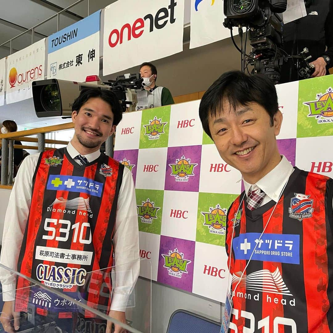 HBC北海道放送「HBCスポーツ」さんのインスタグラム写真 - (HBC北海道放送「HBCスポーツ」Instagram)「きょうの北海きたえーるは赤黒一色！最高の雰囲気です。 . #レバンガ × #コンサドーレ #コラボデー の特別な一戦、#HBCテレビ では午後1時から生中継🏀！ . 解説の #松島良豪 さんも 「○○はコンサドーレだと××選手のプレースタイルに似ているなぁ」など、コンサドーレサポーターにも知って欲しいプレーヤーがたくさんいるとのこと。 . ぜひ一緒に応援しましょう！ . . @levangahokkaido_official  @hokkaido_consadole_sapporo」1月31日 12時44分 - hbc_sports