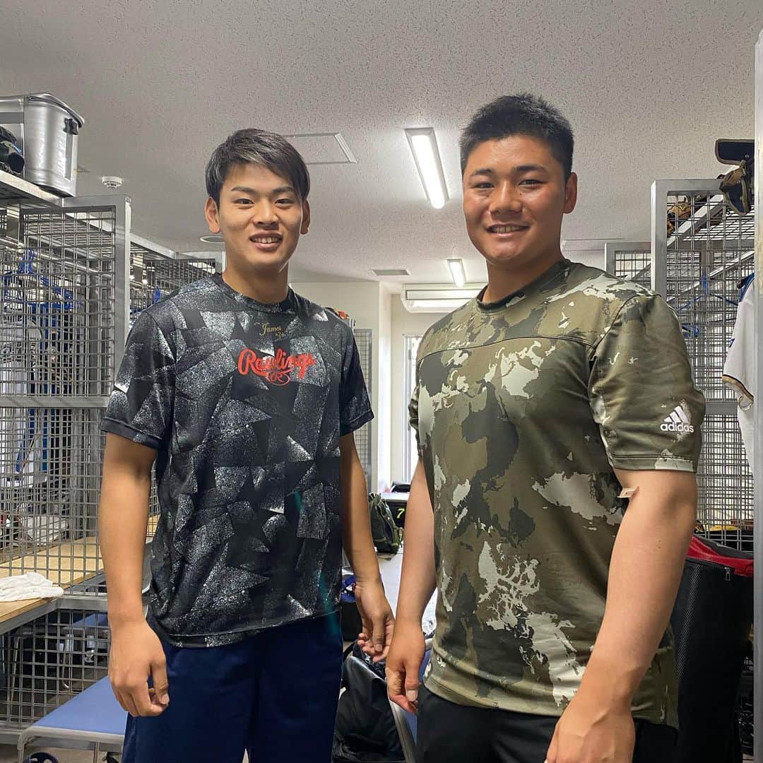 中田翔のインスタグラム：「みんな元気そう！！ けんしの弟子？達と！この人は今年もチームメイトですよ！^_^ #中田翔#沖縄#キャンプ」