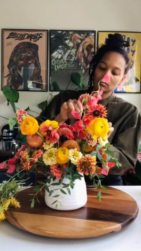 Grace Bonneyのインスタグラム：「@biablooms here, signing off from this DS takeover. 🔮🌸 Thanks for letting me hang out with y’all again today. Before I make my way back to my own IG page, I wanted to leave you with another soothing arrangement video. I’ve got dozens more via my @biablooms IGTV if you’re ever looking to quiet your mind for a bit! 💕 I’d love keep in touch, follow me via @biablooms. Thanks for having me @grace__bonney and @designsponge.   Wishing you all well!💕」