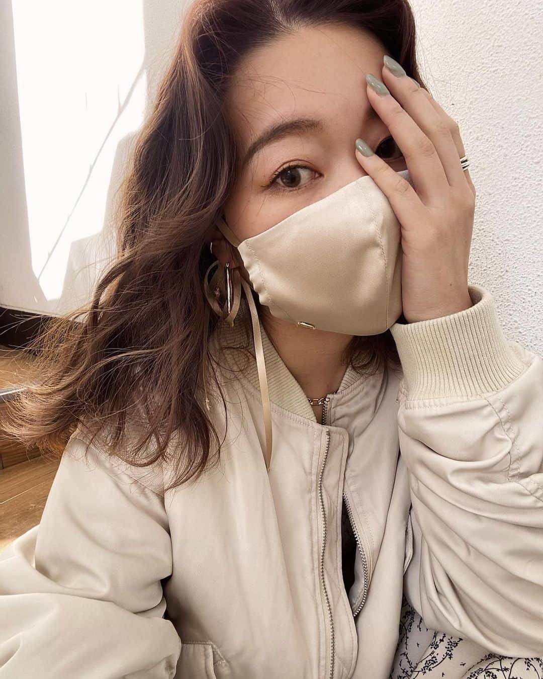 ikeda chizuruのインスタグラム：「めっちゃ髪、伸びたよ〜嬉しい♡﻿ お尻くらいまで伸ばして黒髪にするのが夢☺️﻿ (叶う日はきっと来ない)﻿ ﻿ このブルゾンとマスクの色合わせるの﻿ 可愛いくて好き〜〜☺️﻿ ﻿ 1月も終わっちゃうねーー🥺﻿ あっとゆーまだあ〜！﻿ ＿＿＿＿＿＿＿＿＿＿＿＿＿＿ ㅤ﻿ ブルゾンの詳細は @mercuryduo_chizuru ﻿ TOPのURLからチェックしてね✔ ✔」