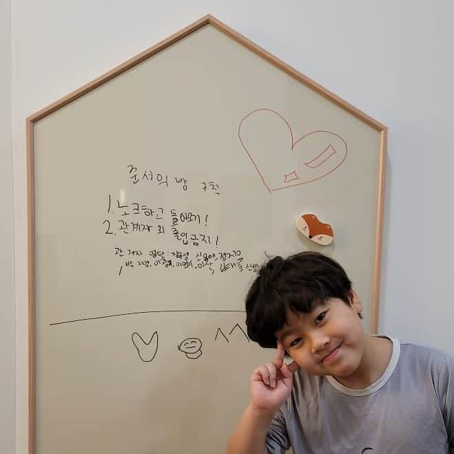 イ・グァンギさんのインスタグラム写真 - (イ・グァンギInstagram)「로즈와일리 작품 도착후  어디에 걸지 고민하다가  우리 아들방 벽을  완전 !!전면!! 그림으로 교체  밝은 그림 위주로 교체했네요^^  하태임 작품2점과 마리킴에게 선물 받은 작은 원화작품까지 ㅎㅎ  나름 어울리죠?^^  준서가 행복해하며  설치한 보드판에 나름 규칙까지 ㅎㅎㅎ  마지막에 출입자 명단에 단색화 김태호선생님도 있네요^^  김태호 선생님!!! 영광으로 생각하세요^^ 준서가 선생님 출입명단에 넣어줬네요 ㅋㅋㅋ  어릴때부터 그림 속에서 사는 행복한 아이  본인 방을 보고  한마디 합니다  아빠!!! 감동이다  #준땡이방#하태임작가#마리킴작가#로즈와일리#로즈와일리전#김태호작가님 #광끼채널#미술사랑하는 아들」1月31日 12時54分 - lee_kwang_gi