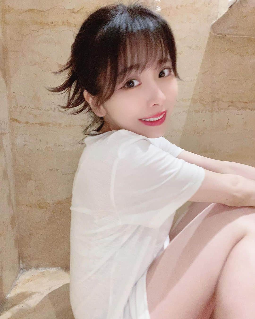 のインスタグラム：「ぶれぶれだけど笑顔☺️ ・ 早くあったかくなって欲しい🌸 それよりも コロナおさまらないかなー 今年も桜きついかな🌸 ・ 一年あっという間だな ・ ・ ・ #笑顔 #休日 #低身長コーデ  #150cm #ポニーテール #ぷにぷに  #黒髪 #セルフィー #イチナナ  #イチナナライブ #ライブ配信 #美白ケア  #ふともも #むちむちボディ #インスタグラビア  #バレンタイン #チョコレート #二の腕  #smile #fff #girl #selfie #valentine #gravure  #17live #bigolive #Live」