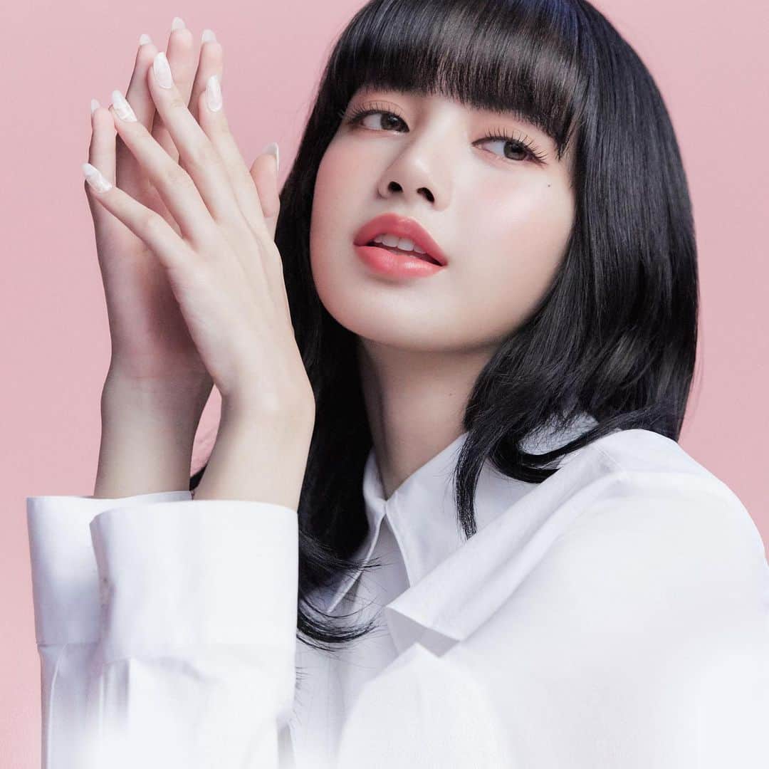 M∙A∙C Cosmetics Japanのインスタグラム：「ライトフルC シリーズで仕上げる、明るくみずみずしいLISA @lalalalisa_m のツヤ肌ルック🎁  ハリとなめらかさを演出し、まるで素肌のように肌悩みを自然にカバー。  光を味方につけたプレミアムなツヤ肌をキープして。   ㅤ 詳細は➡https://bit.ly/3olVlYr をチェック！  #MACLIGHTFULC #MACLOVESLISA   ㅤ 【使用製品】  ・ライトフル C+ ティンティッド プライマー SPF 45  ・ライトフル C+ ナチュラリー フローレス SPF 35 ファンデーション  ・ライトフル C+ SPF 30 ファンデーション  ・グロー プレイ ブラッシュ / グランド  ・エクストラ ディメンション スキンフィニッシュ / ショーゴールド  ・# 135S ラージ フラット パウダー ブラシ  ・パウダーキス アイシャドウ / ストライク ア ポーズ  ・ブラシストローク ライナー / ブラシブラウン  ・リップスティック / シーシアー」