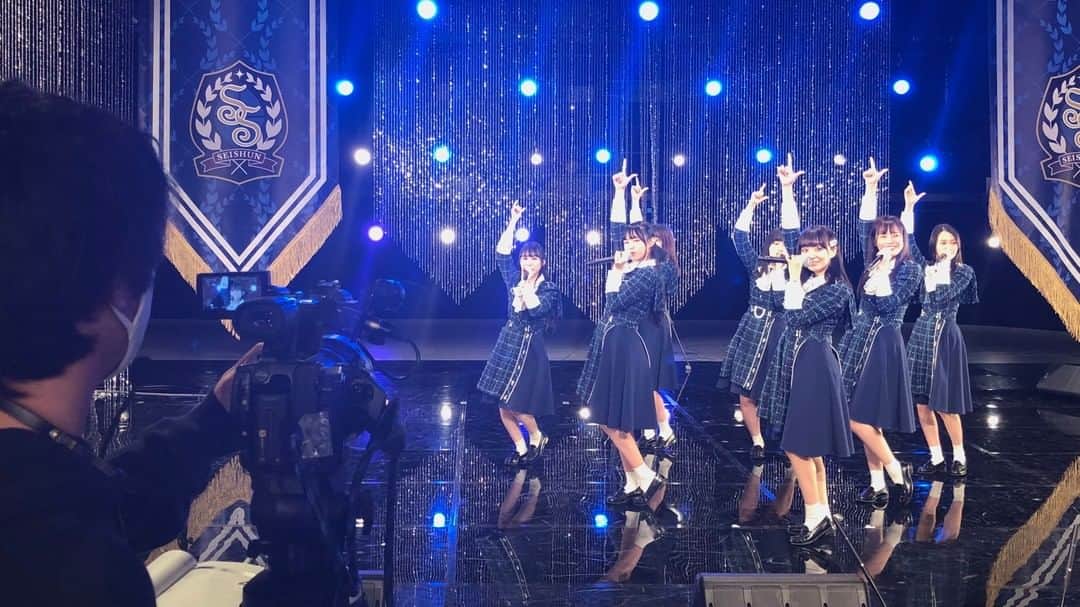 テレビ東京「青春高校３年C組」のインスタグラム：「✨本日、青春高校3年C組オンラインLIVE presented by OPEN HOUSE 開催🎉 🎬1公演目14時〜2公演目17時〜3公演目19時〜 テレビ東京木ドラ25「あなた犯人じゃありません」で注目の、青春高校3年C組によるオンラインLIVE！ 1月22日にメジャーデビュー1周年を迎えた彼らが、これまでの感謝を込めた記念LIVEをお届けします 🎁✨3公演目には、アイドル部がドラマ主題歌を初パフォーマンス💖生徒の成長を見届けてください🧏‍♀️ リアルタイムで盛り上がりましょう🙌  青春高校３年Ｃ組ＨＰのオンライン公演からチケット購入できます💡 https://viewing.live.line.me/liveg/276  #openhouse  #青春高校３年ｃ組  #オンラインライブ  #生配信」