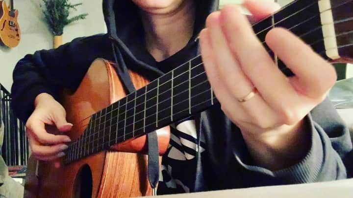 カーキ・キングのインスタグラム：「It's little riffs and ideas like this that form the basis of most of my songs, but as I play things over and over they morph and grow and take directions that I couldn't have expected. Most things that I come up with on the fly are forgotten almost immediately. Once in a while one sticks in my head and fingers and that's my cue to work and work and work on it. But maybe I'll change my methods. Maybe this isn't meant to be more than this, but it doesn't need to be forgotten. Maybe this needs other instruments, or multiple other guitars. Drums? Words? (gasp--not those)! I'll sit with this one and likely it will lead me better than I can control it, but we'll see. Always good to try something different once in a while.」