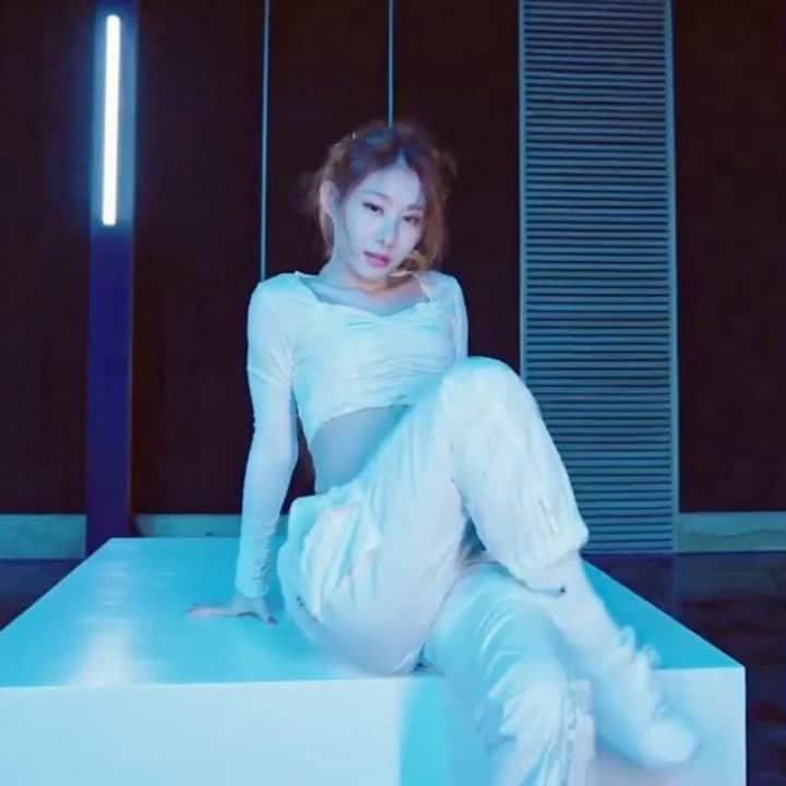 チェリョンのインスタグラム：「omg chaeryeong dance break! Damn, that's our MAIN DANCER! she slayed it!🔥🔥 ㅤ ㅤ you watch itzy's mtv fresh out full performance 👉🏻 https://youtu.be/zLQuJmLUKsA or check out story❗️」