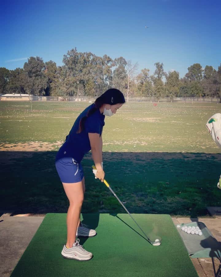 のインスタグラム：「#saturdayvibes   7iron shot swing like a tiger woods lol 🐯」