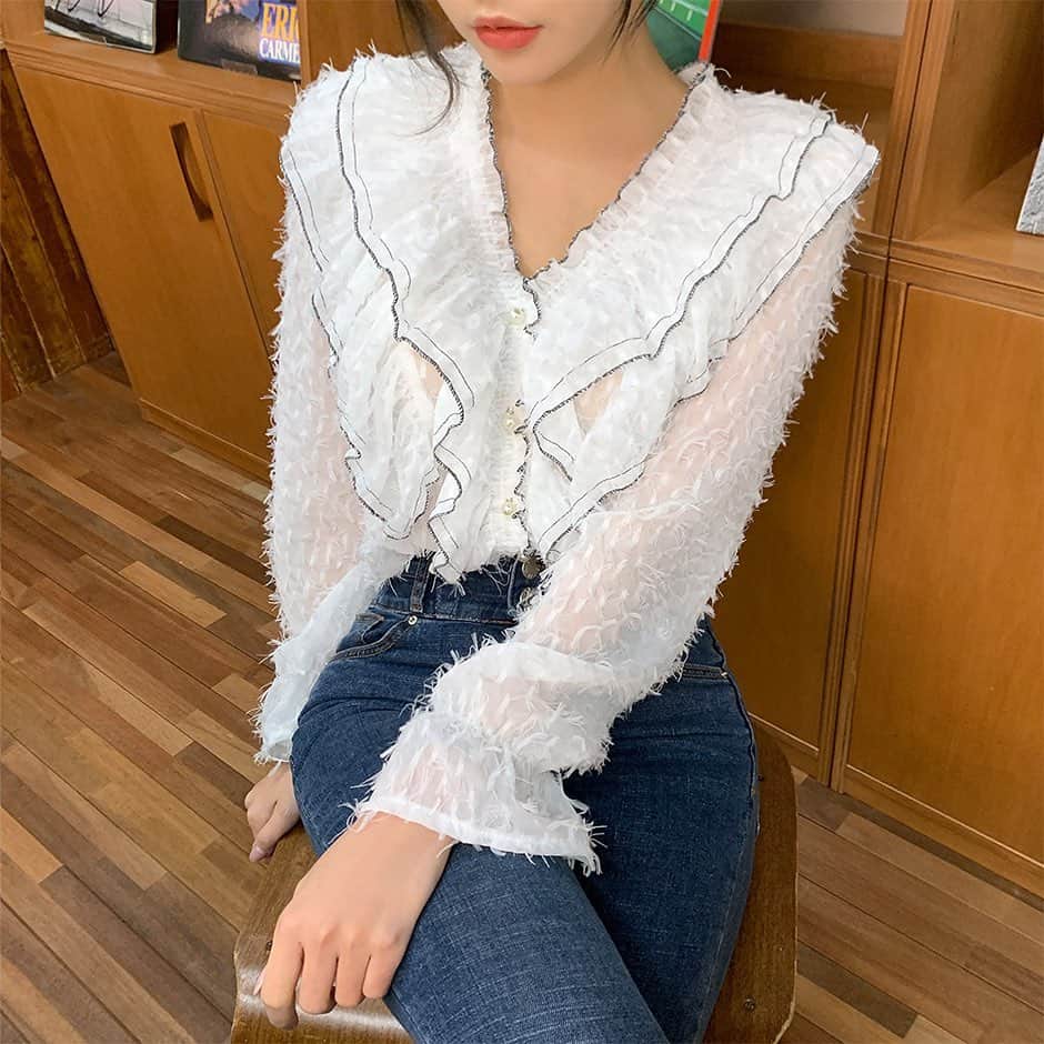 Chuuのインスタグラム：「풍성한 프릴디테일의 하늘하늘한 페더 시스루 블라우스에요:) 블랙,아이보리 2컬러 준비했구요, 모델이 착용한 아이보리 컬러 주문 많아요💕 쥬얼리나 백에 힘주지않아도 블라우스 자체만으로 포인트 줄 수 있어 힘들이지 않고 센스있게 스타일링 하실 수 있을 거에요😎 #chuu #chuuseoul #lovely_daily_look_chuu」