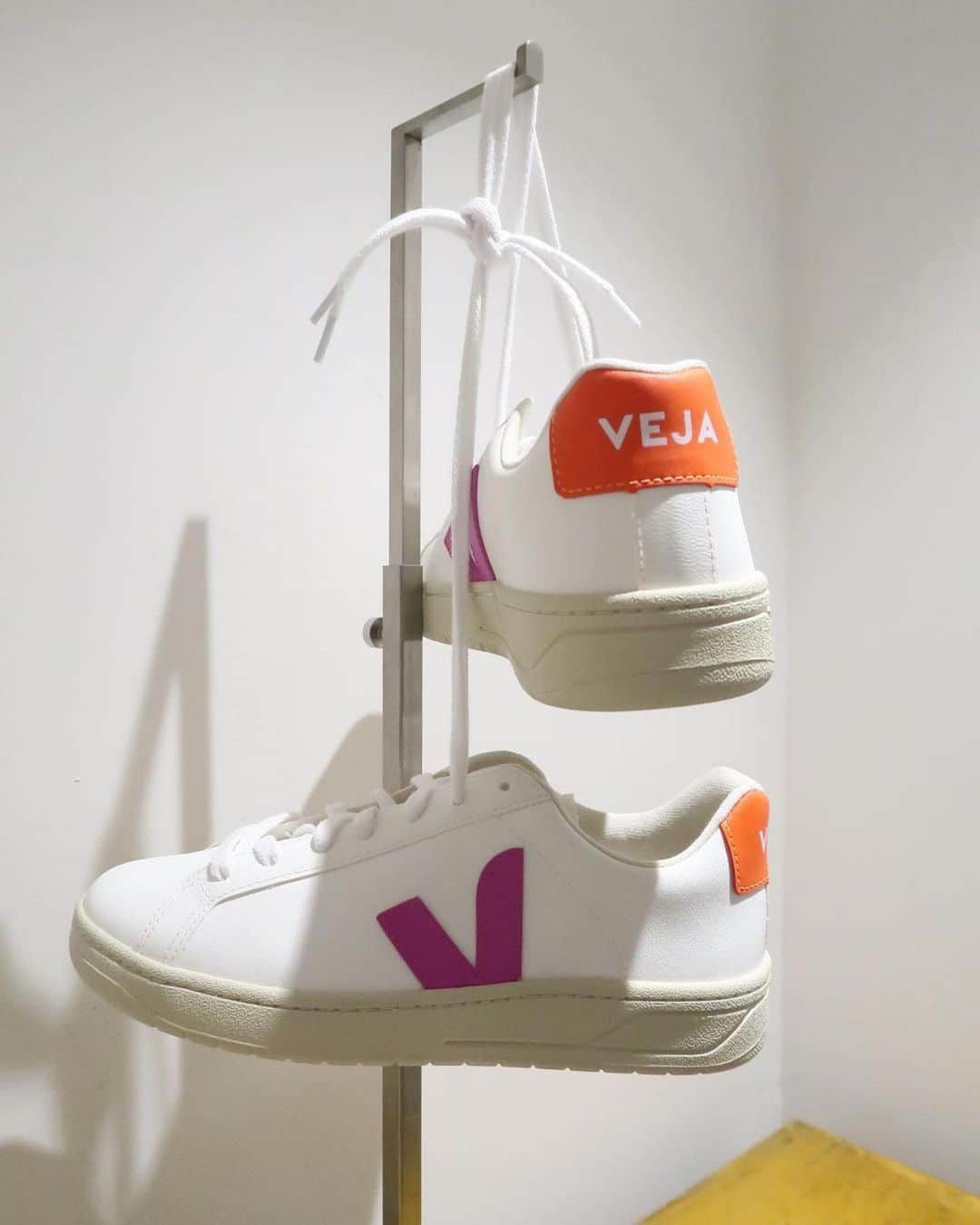 STYLERUNNERさんのインスタグラム写真 - (STYLERUNNERInstagram)「Sneaker Crush Sunday: Add colour pops with the Veja Urca sneakers 👟👟」1月31日 13時08分 - stylerunner